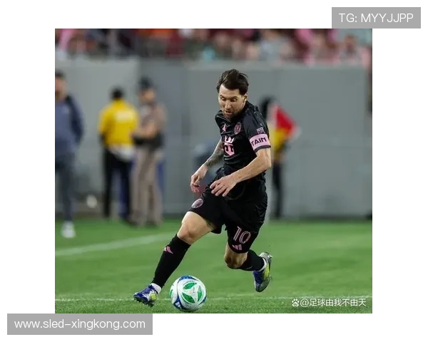 还原足球球星真实面貌揭秘他们背后的故事与成长轨迹